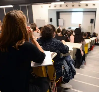 Etudiants dans un amphi suivant une Formation professionnelle hospitalière